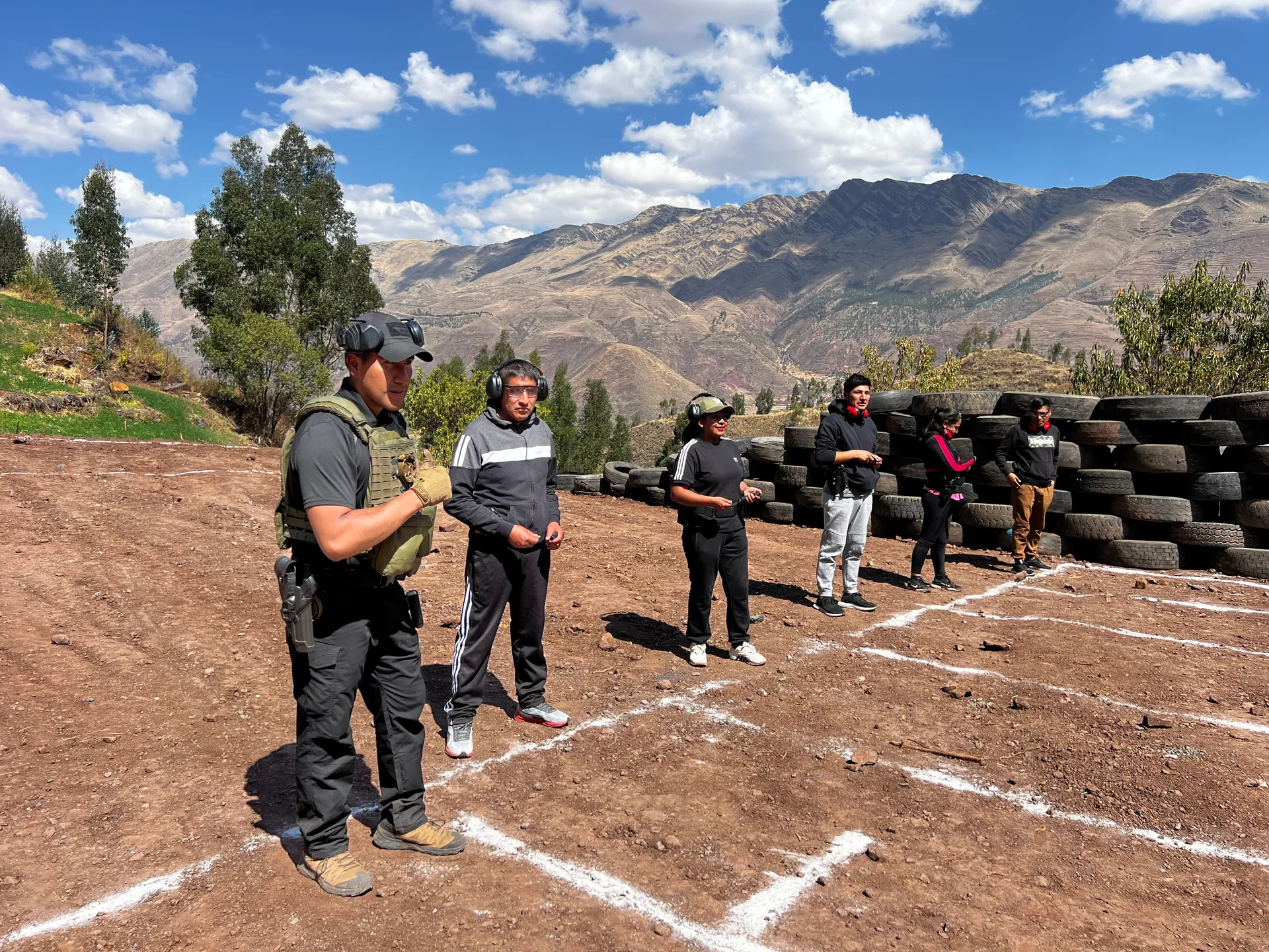 Instructor de Fox Team Tactical orientando a un grupo de civiles antes de la práctica de tiro en el polígono